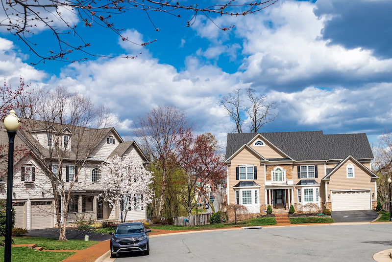 community of single family homes with garages in Leesburg, VA.